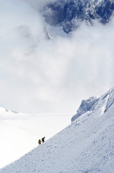 两人在雪山上徒步旅行